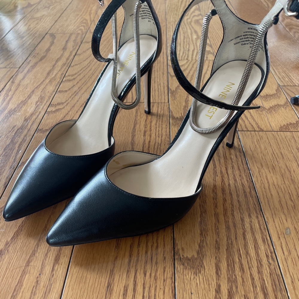 NINE WEST SIZE 6.5 Black Faux Leather Gold Ankle Chain Ankle Strap Pointed Toe